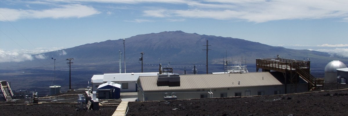 L’observatoire situé en plein milieu de l’Océan Pacifique et à 3400m d’altitude sur le volcan Mauna Loa à Hawaï d’où provient la série co2.